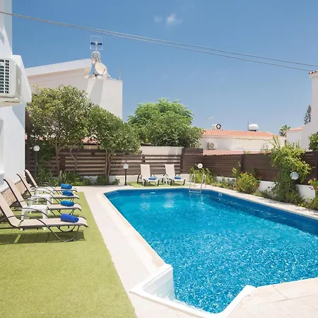 Geraeumige Mit 3 Schlafzimmern Und Pool In Protarász