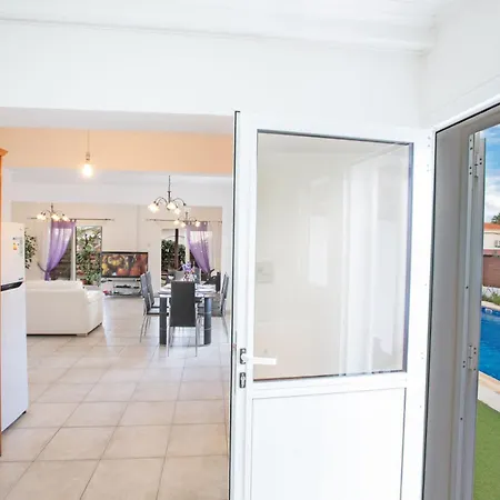 Nyaraló Geraeumige Mit 3 Schlafzimmern Und Pool In *