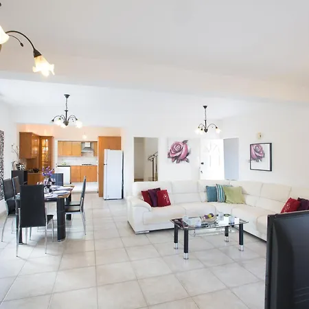 بيت للعطل Geraeumige Mit 3 Schlafzimmern Und Pool In