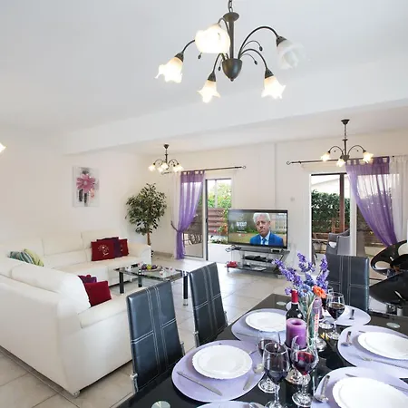 بيت للعطل Geraeumige Mit 3 Schlafzimmern Und Pool In *