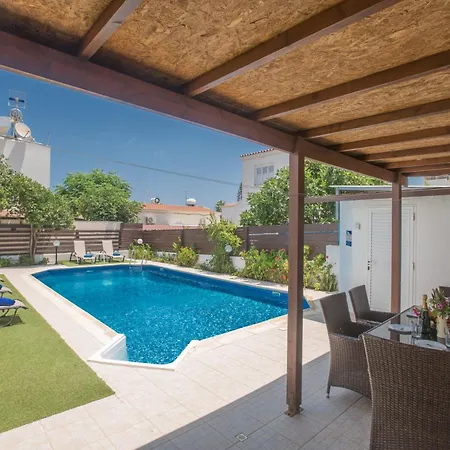 Geraeumige Mit 3 Schlafzimmern Und Pool In Casa vacanze