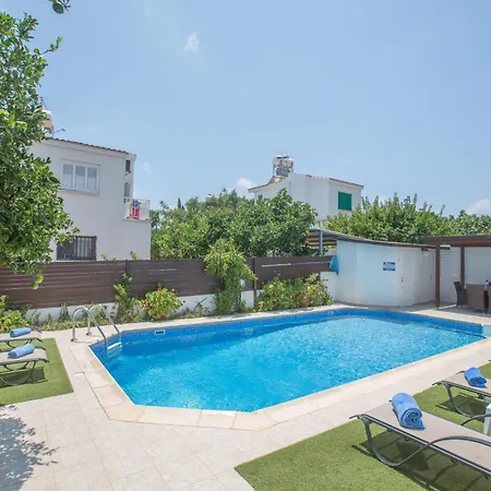 Geraeumige Mit 3 Schlafzimmern Und Pool In