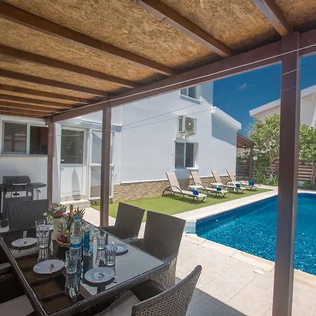 Geraeumige Mit 3 Schlafzimmern Und Pool In Casa vacanze