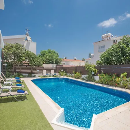 Geraeumige Mit 3 Schlafzimmern Und Pool In Casa vacanze *
