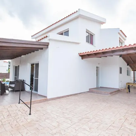 بيت للعطل Geraeumige Mit 3 Schlafzimmern Und Pool In بروتاراس