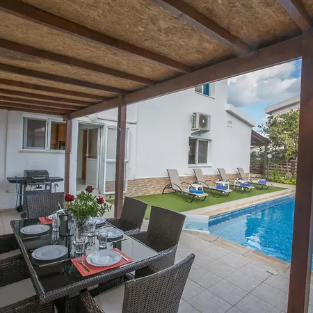 Casa vacanze Geraeumige Mit 3 Schlafzimmern Und Pool In Protaras