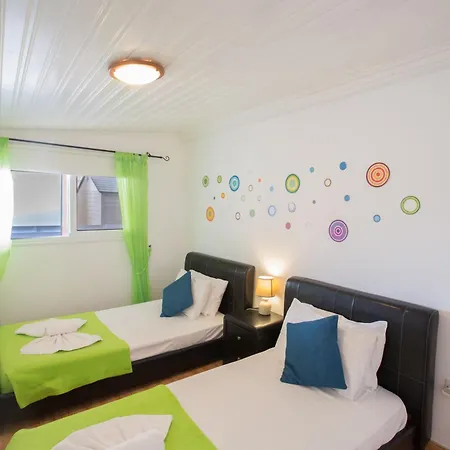 بيت للعطل Geraeumige Mit 3 Schlafzimmern Und Pool In *