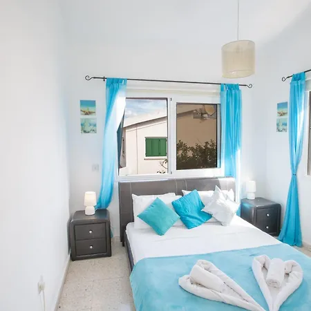 Geraeumige Mit 3 Schlafzimmern Und Pool In بيت للعطل بروتاراس