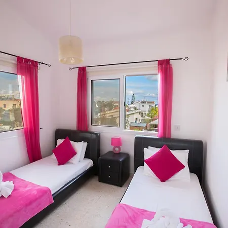 بيت للعطل Geraeumige Mit 3 Schlafzimmern Und Pool In بروتاراس